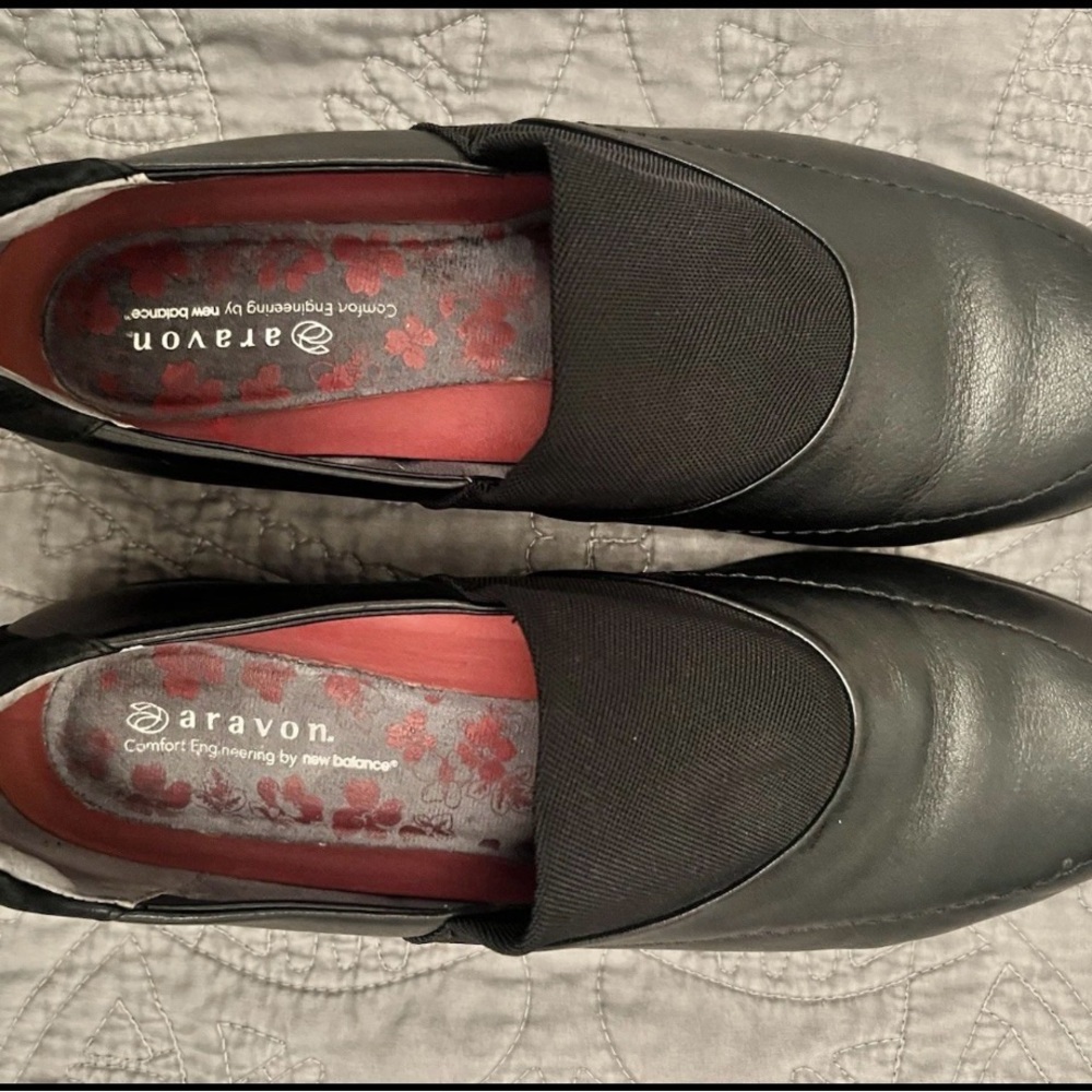 Aravon Women's Black Leather Slip-Ons